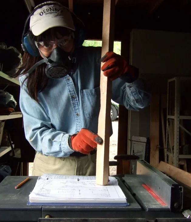 Carpintero trabajando la madera a mano